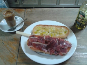 Un desayuno que fortalece, por cortesía de José y Juan del bar de la esquina, cerca de mi piso en  Villamanrique.